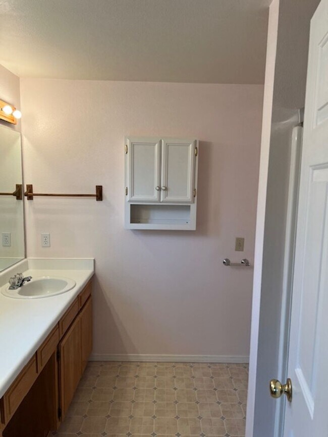 Building Photo - SINGLE FAMILY HOME W/ FENCED YARD/ DOUBLE ...