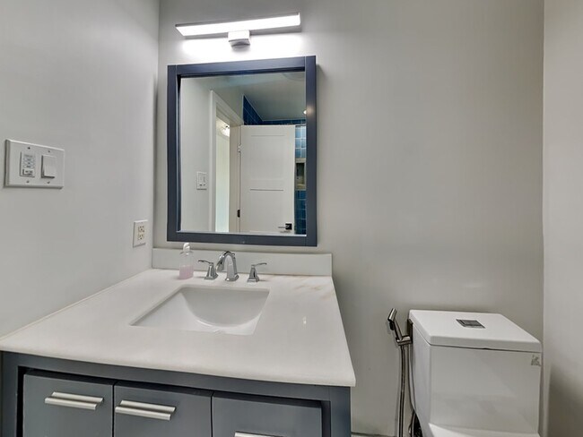 Building Photo - 6915 Forestglade Cir