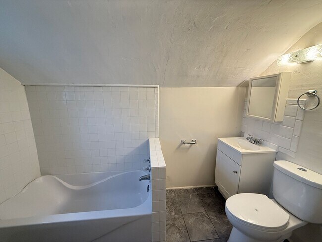 Building Photo - 311 W Mason St