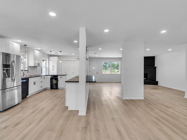 Building Photo - 16007 Diana Ln