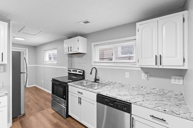 Building Photo - Newly Renovated 3-Bed Gem with Massive Yard – Modern Columbus Living!