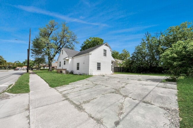 Building Photo - 7504 Elm St