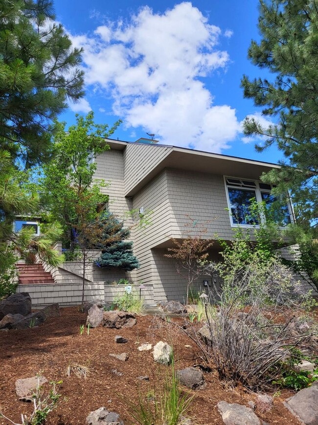 Building Photo - FULLY FURNISHED - 3 Bed 3 Full bath-office...