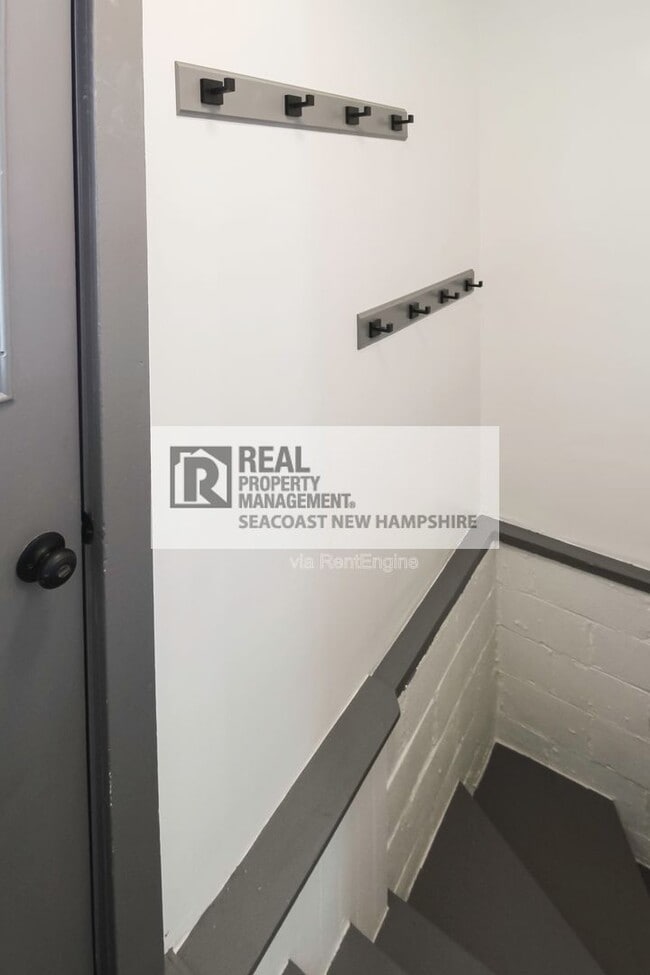 Building Photo - 5 Staples St