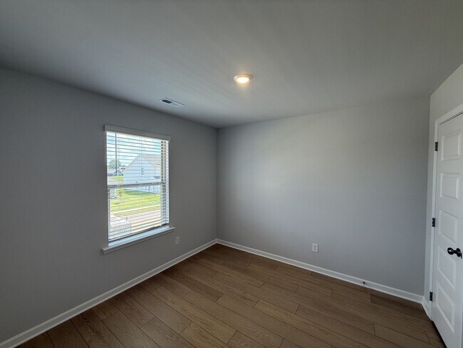 Building Photo - 160 Labrador Ln