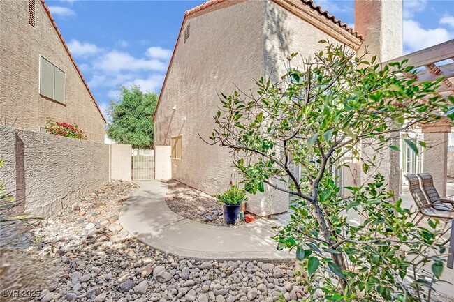 Building Photo - 2705 Meander