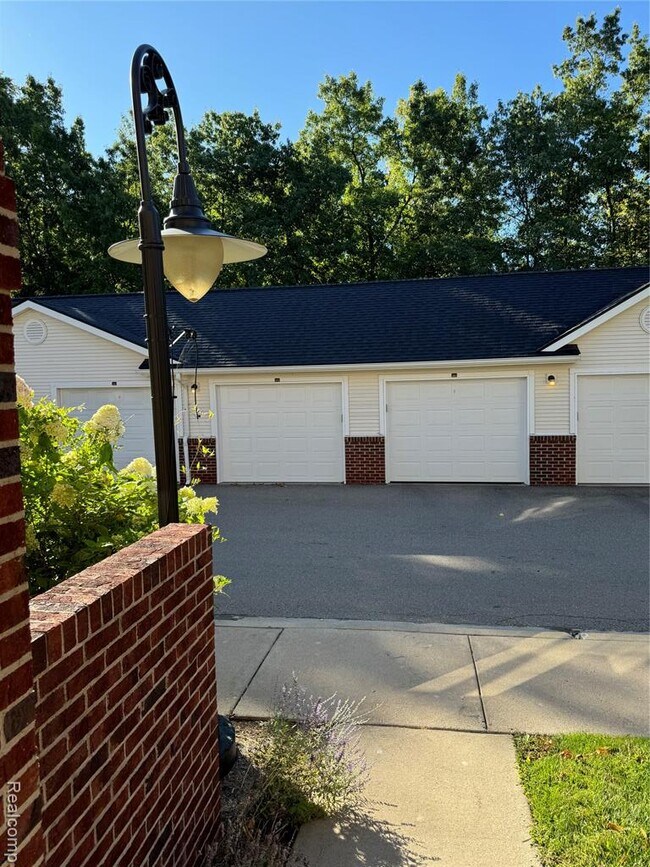 Building Photo - 331 Scio Village Ct