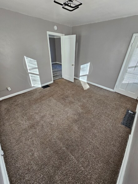 Building Photo - 731 Tulip St SW