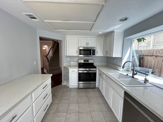 Building Photo - Beautiful 3 Bedroom 3 Bath Townhome with Loft in Orange!