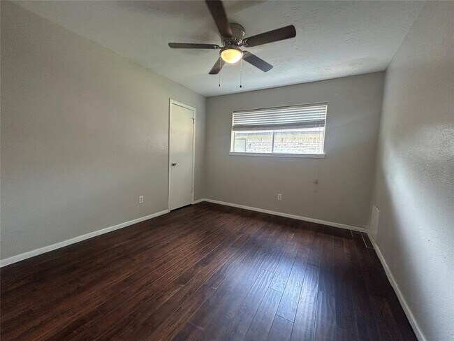 Building Photo - 410 Pickford Dr