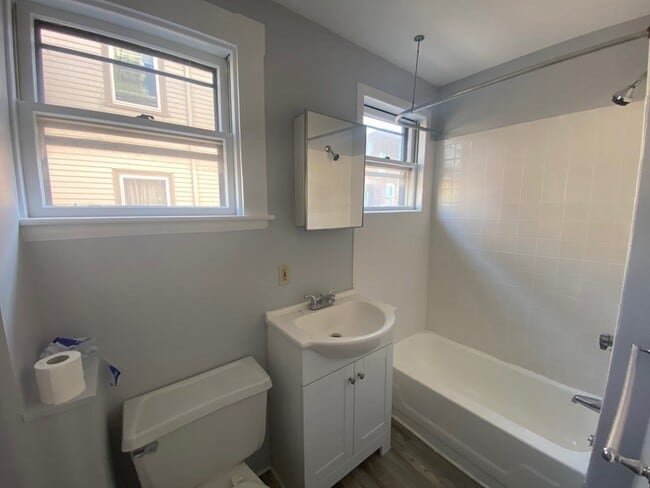 Building Photo - 204 Banks St