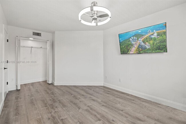 Building Photo - 470 S Park Rd