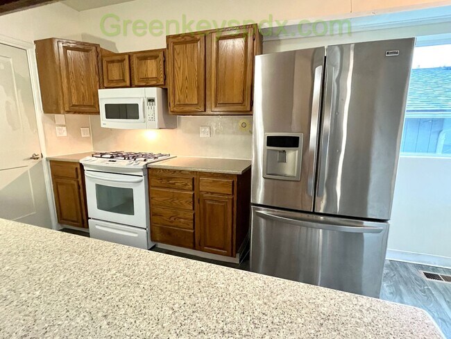 Building Photo - 2-Bedroom, 1-Bathroom Unit Available in Multiplex Near Downtown Hillsboro