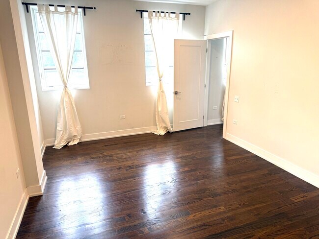 Building Photo - 5055 S Dorchester Ave
