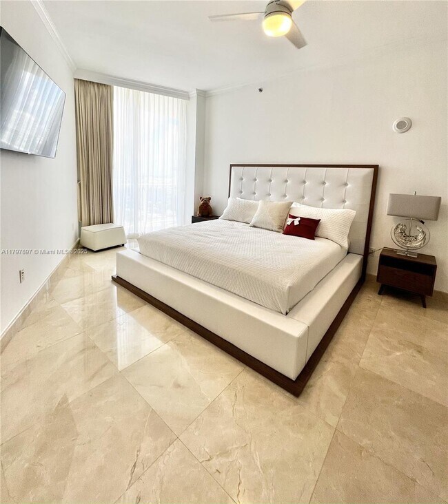 Building Photo - 15901 Collins Ave