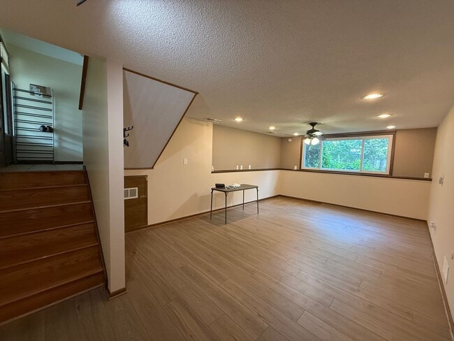 Building Photo - Modern 4 bed 2 Bath Split Level Single Fam...