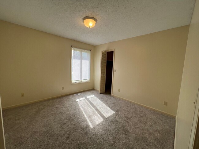 Building Photo - 104 Cambridge Ln