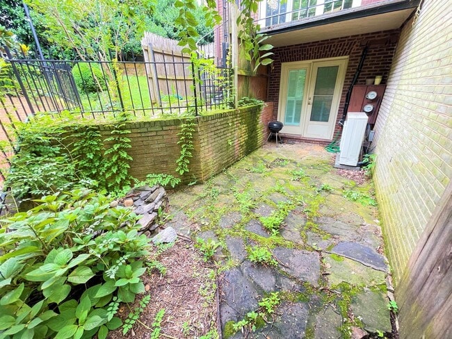Building Photo - Private 1 Bedroom/1 Bath