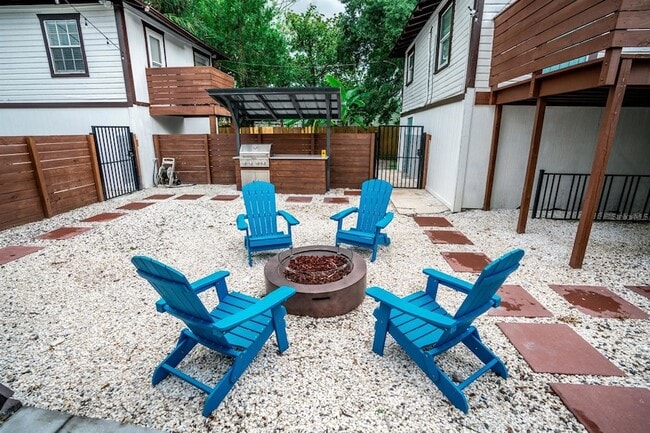 Building Photo - 409 E Jean St