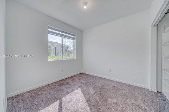 Building Photo - 1090 SE 23rd Ave