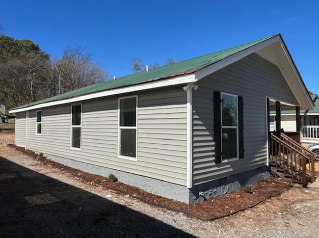 Building Photo - Gorgeous Remodel in Guntersville!