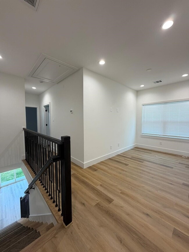 Building Photo - 6733 Peerless St