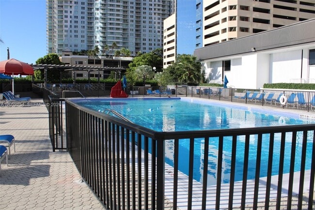Building Photo - 905 Brickell Bay Dr