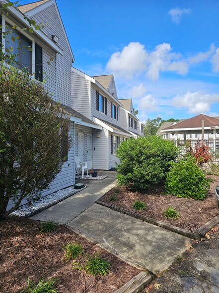 Building Photo - 500 Fairway Village Dr