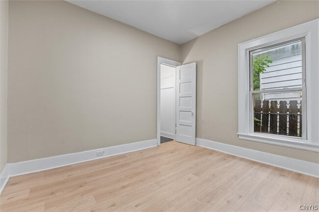 Building Photo - 712 Oak St