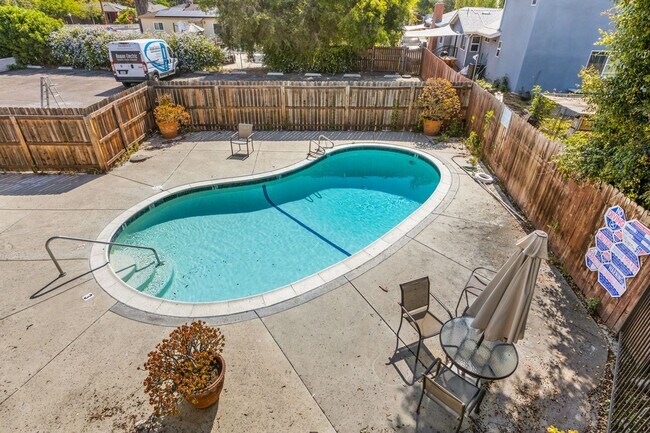 Building Photo - Awesome Updated 1 Bedroom apartment @ The Steelio with parking, pool and AC! EV Chargers!