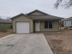 Building Photo - Newer section 8 approved