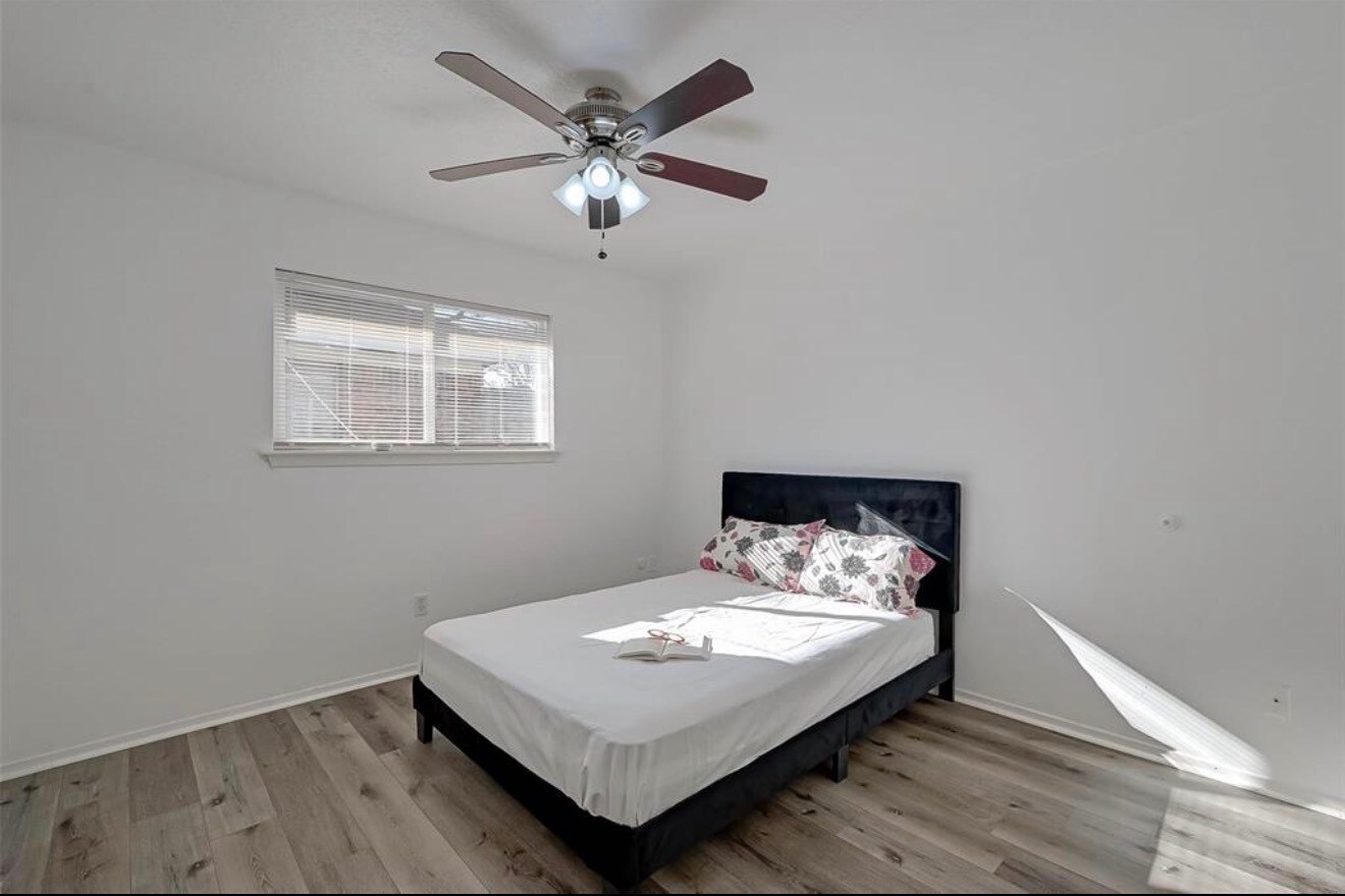 Secondary bedroom - 10826 Lynbrook Dr