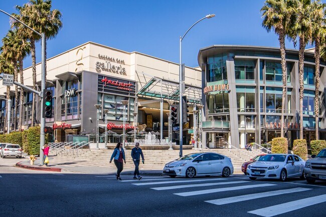 Building Photo - Remodeled 2 BEDROOM/2 BATH in the Heart of...
