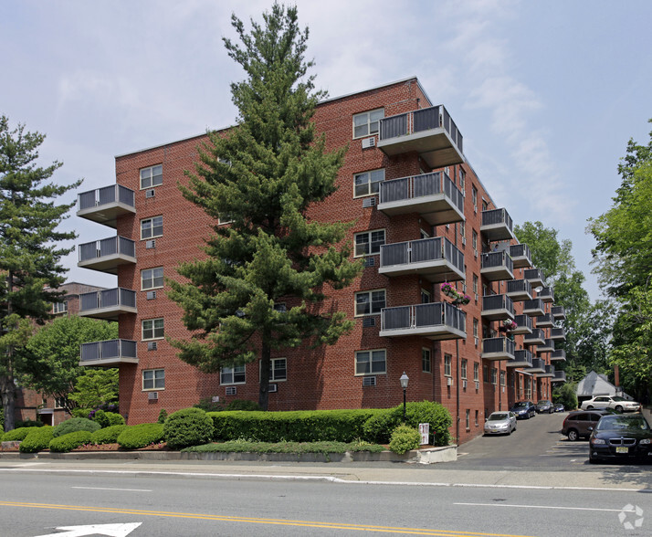 Primary Photo - Hamilton Court Apartments