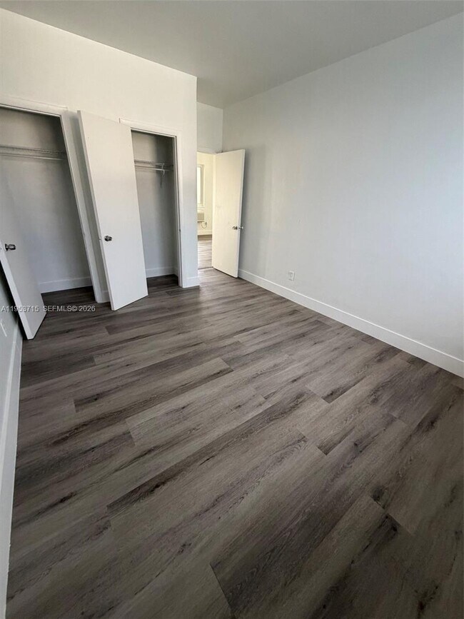 Building Photo - 2160 Bay Dr