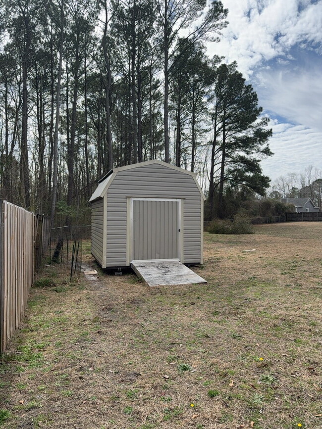 Building Photo - Three Bedroom Two and Half Full Bathroom R...