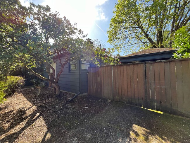 Building Photo - Wonderful 2 Bd 1 Ba home in Woodstock! Covered driveway, Large yard and Shop/Shed !!!