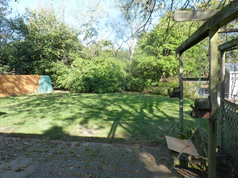 Large private backyard - 8354 Waco Ln