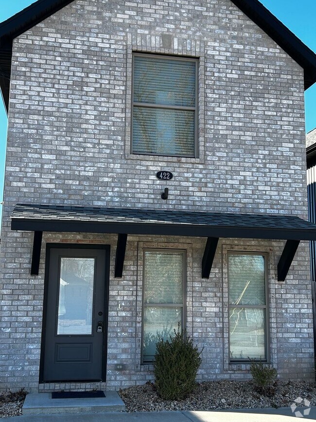 Building Photo - Very New 2 Bedroom 1.5 Bathroom Town Home ...