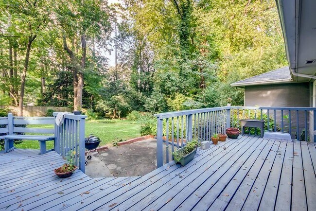 Building Photo - 2050 Sylvania Dr