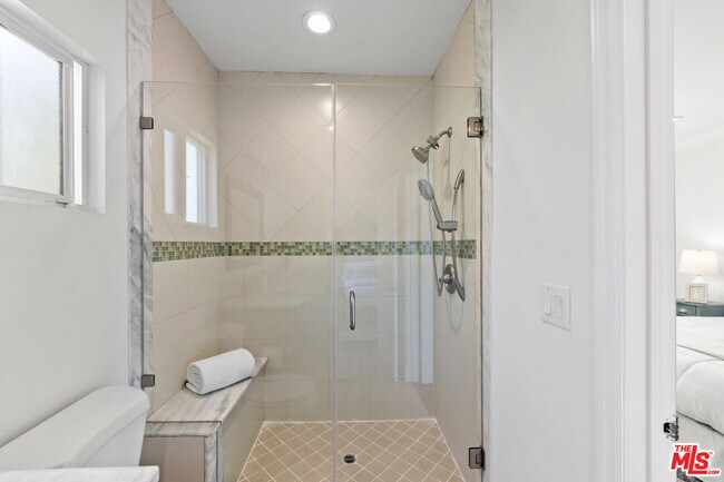 Building Photo - 1114 S La Peer Dr