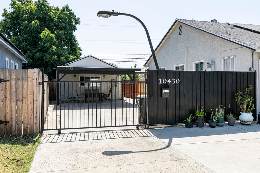 Primary Photo - 10432 Langdon Ave