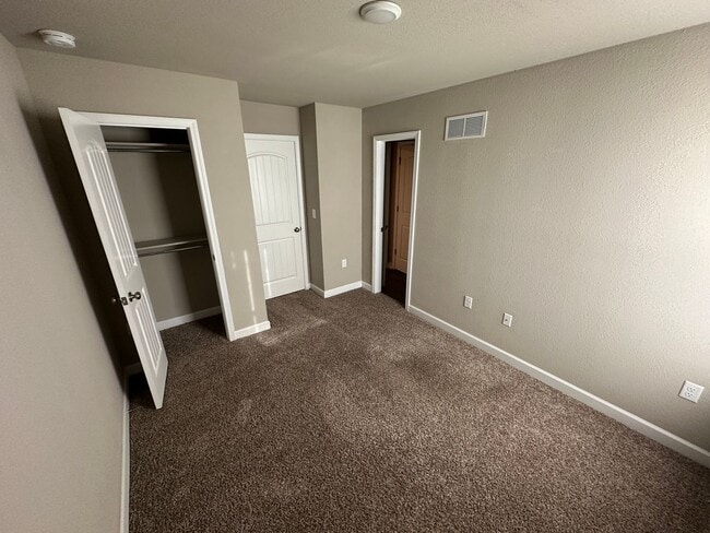 Building Photo - 3 Bed Townhome in Grain Valley