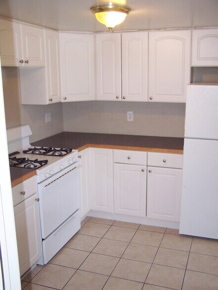 Building Photo - 373 E Saratoga St