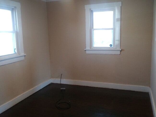 Building Photo - Large 2 bed 1 bath