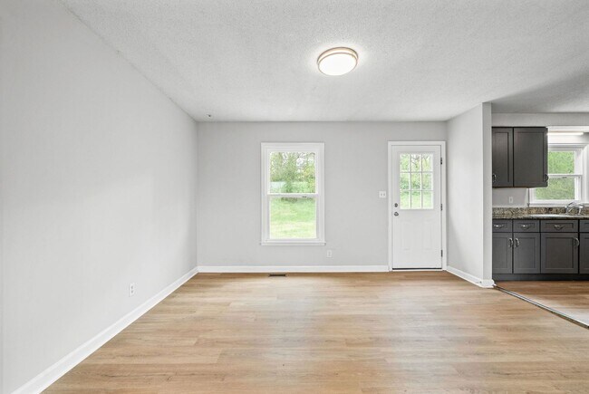 Building Photo - 3 Bedroom 2 Full Bath Home For Rent near Post!