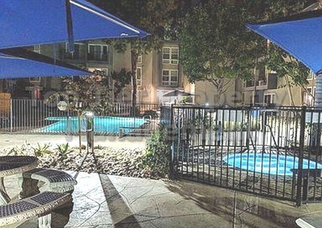 Building Photo - **Ground-Floor 1 Bed / 1 Bath Condo Near S...