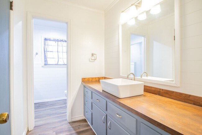 Building Photo - Spacious & Updated 4/2