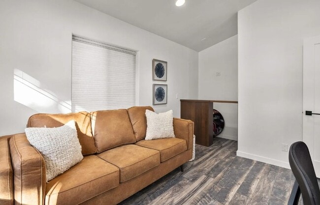 Building Photo - 4 Bed, 2 Bath, Fully Furnished, 2 Level Home, Fenced Yard