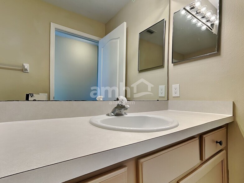 Building Photo - 12517 Midpointe Dr